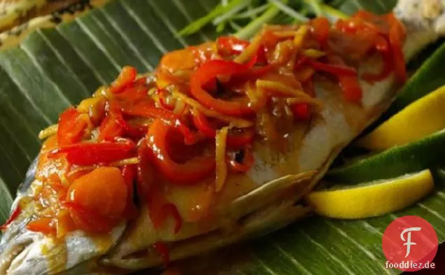 Chinesisches Neujahr ganzer Fisch mit süß-saurem Gemüse