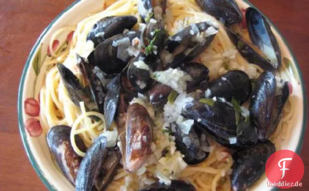 Knoblauchmuscheln in einer reichen Zitrone, frisches Kraut, Buttersauce
