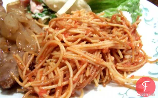 Würzige Pasta mit Tomaten-Speck-Sauce