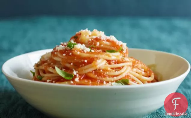 Einfache Tomatensauce mit Nudeln