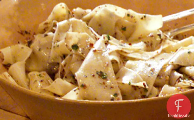 Pappardelle Pasta mit Oliven, Thymian und Zitrone