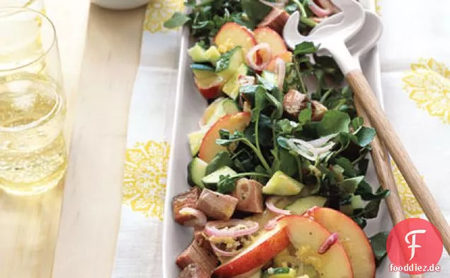 Rindfleisch-, Brunnenkresse- und Pfirsichsalat mit Limetten-Vinaigrette