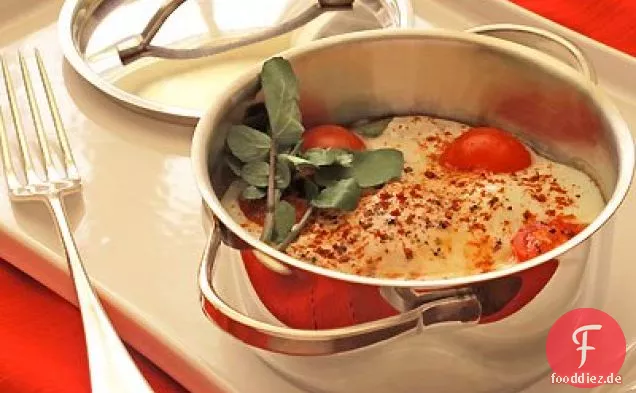 In Joghurt gebackene Eier mit Spinat, Tomaten und Brunnenkresse