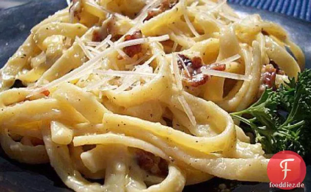Bucatini mit Pancetta, Käse und Eiern