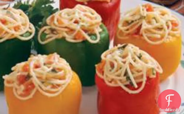 Mit Nudeln gefüllte Paprika