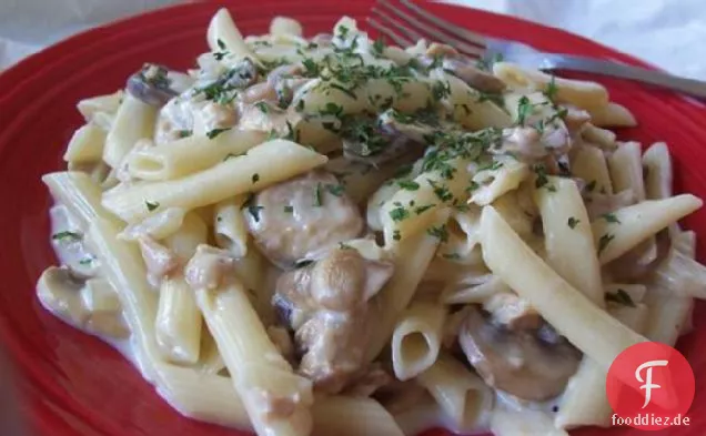 Penne Pasta Mit Pilz-Muschel-Sauce und Käse
