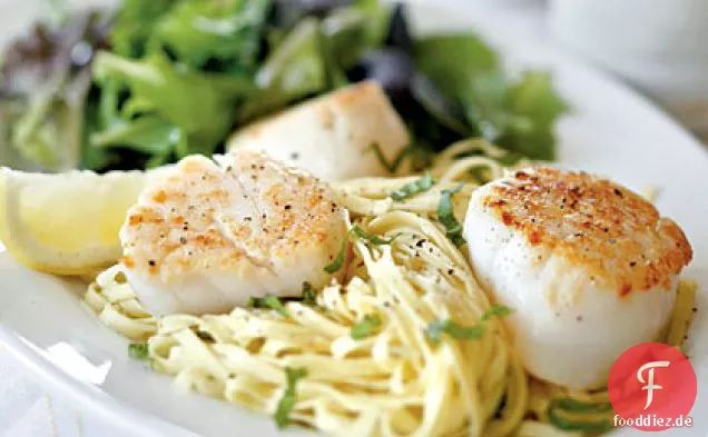 Gebratene Jakobsmuscheln mit Frischem Linguine und Romano-Käse