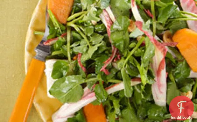 Brunnenkressesalat mit Persimonen und Haselnüssen