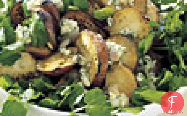 Gegrillter Kartoffelsalat mit Brunnenkresse, Frühlingszwiebeln und Blauschimmelkäse-Vinaigrette