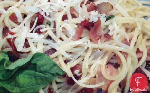 Spaghetti mit Pancetta und sonnengetrockneten Tomaten