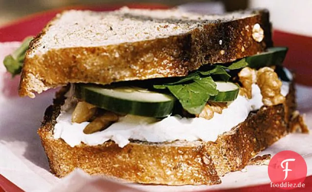Gurken-und Ziegenkäse-Sandwiches