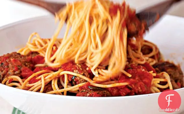Klassische Spaghetti und Fleischbällchen