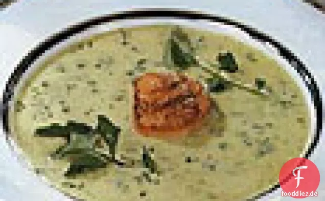 Brunnenkressesuppe mit in der Pfanne angebratenen Jakobsmuscheln