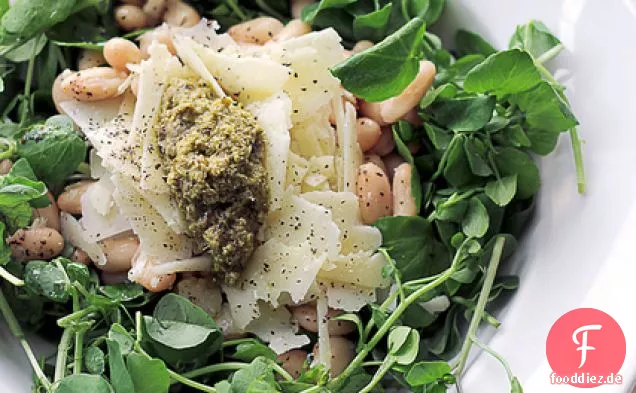 Pecorino-Käse, grünes Pesto und Cannellini-Bohnen