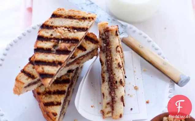 Geröstete Brioche, pochiertes Ei, Brunnenkresse und Apfelsalat