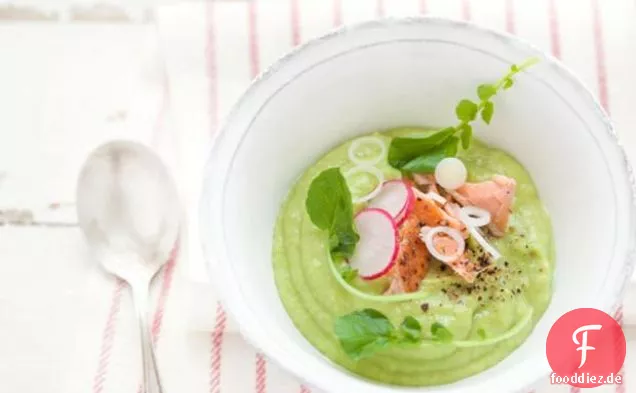 Avocado-Apfel-Suppe mit pochiertem Lachs