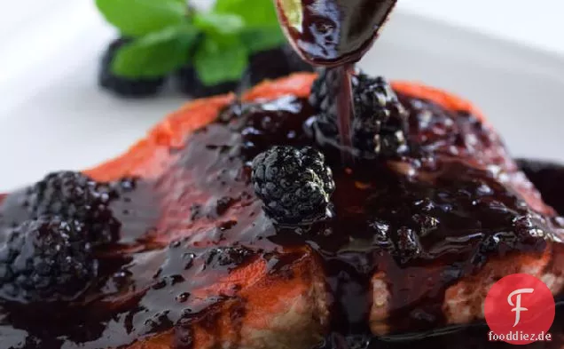 Lachs mit Brombeer-Brandy-Sauce