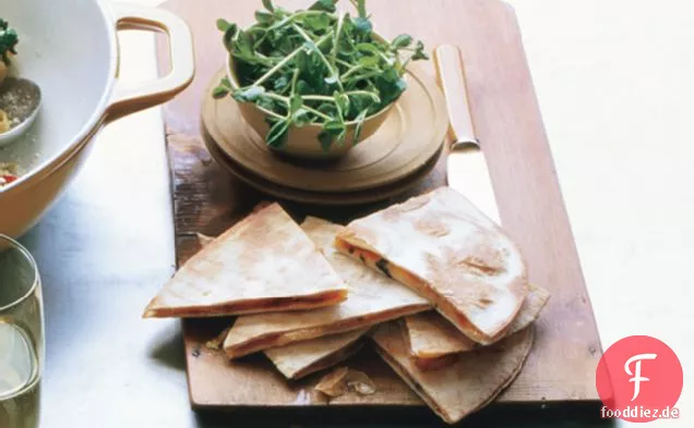 Bbq Zwiebel und geräucherter Gouda Quesadillas mit Erbsen schießen Mini-Salat