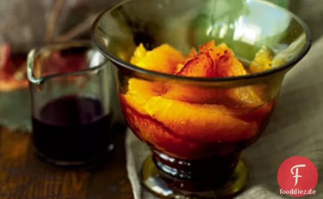 Frische Orangen mit gewürztem Rotweinsirup