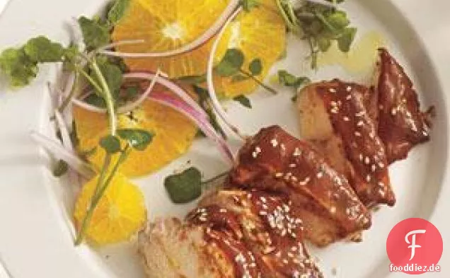 Gebratenes Huhn mit Maulwurfsauce und Zitrussalat