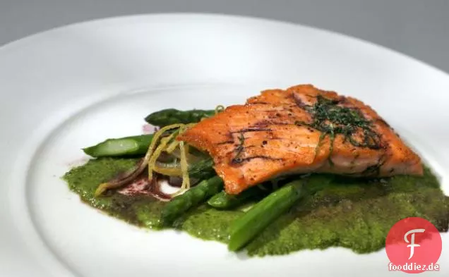 Pfanne gebratener Lachs mit Spargel-Zitronensalat, Rotweinreduktion und Brunnenkressepüree