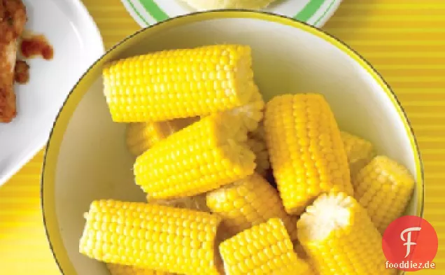 Mais auf dem Kolben mit käsiger Butter