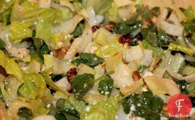 Süß-bitterer Grünsalat mit Gorgonzola-Blauschimmelkäse-Dressing
