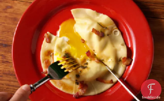 Eigelb-Ravioli (Uova da Raviolo) mit Speck-Salbei-Sauce