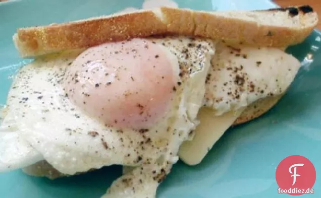 Geröstete Sunny-Side-up-Ei-und Käse-Sandwiches