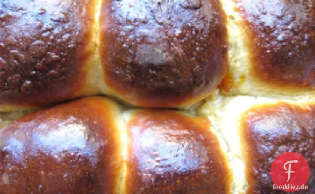 Buchtel (Süße Brötchen nach österreichischer Art mit Früchten gefüllt)