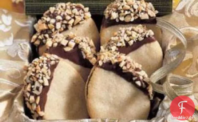 In Schokolade und Mandeln getauchte Sandwichkekse