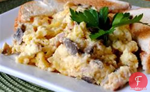 Schinken und Pilze gebackene Eier