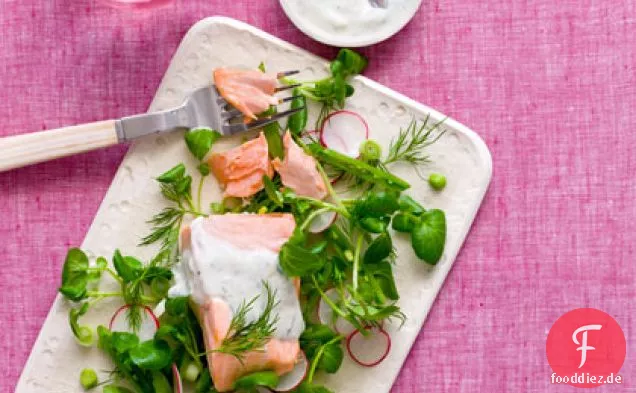 Pochierter Lachs-Brunnenkressesalat mit Dill-Joghurt-Dressing