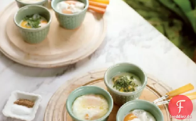 Gebackene Eier mit Speck, Käse und Kräutern