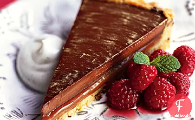Schokoladen-Karamell-Torte mit betrunkenen Himbeeren und Vanille Creme Fraiche