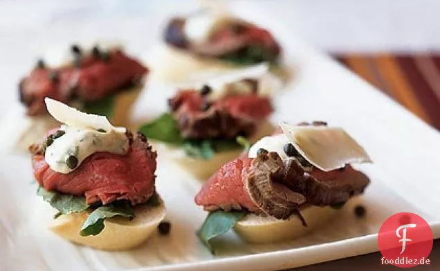 Gebratenes Rinderfilet Mini Sandwiches mit Senf-Meerrettich-Sauce
