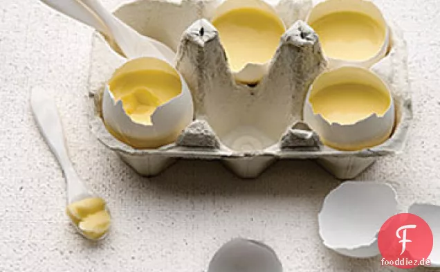 Vanillepudding in Eierschalen serviert