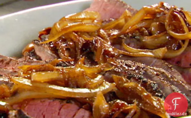 Gebratenes Lendensteak mit schwarzem Pfeffer