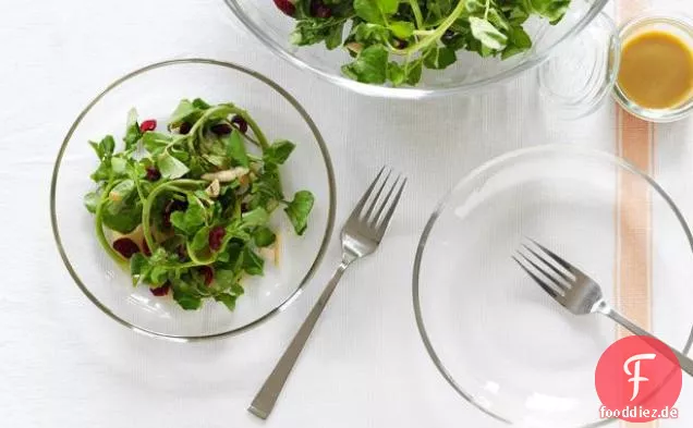 Brunnenkressesalat mit Trockenfrüchten und Mandeln