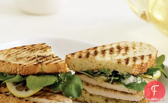 Gegrillte Hähnchen-Sandwiches mit Remoulade und rasierter Zitrone