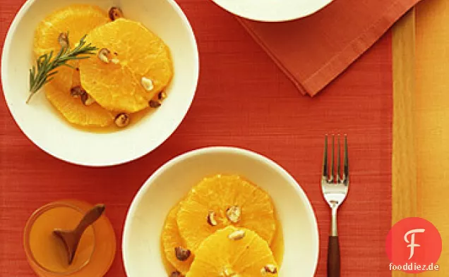 Geschnittene Orangen mit Orangenblütensirup und kandierten Haselnüssen