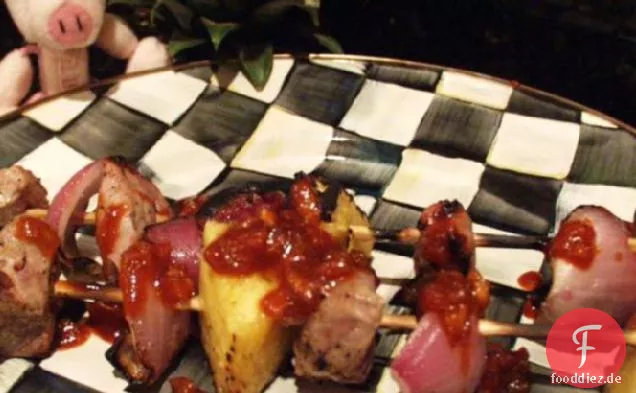 Gegrillte Schweinefleischspieße mit geräucherter roter Curry BBQ Sauce