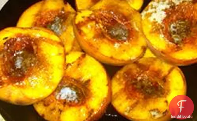 Süße gegrillte Pfirsiche