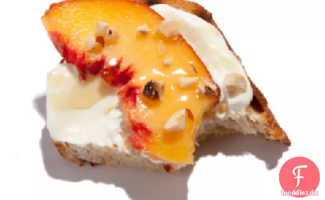 Pfirsich und Haselnuss-Mascarpone-Bruschetta