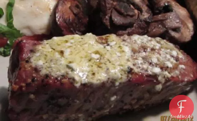 Herzhaftes gegrilltes Steak mit Bleu-Käse-Knoblauchbutter