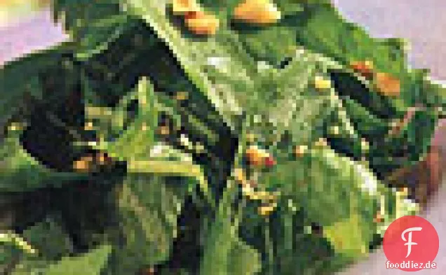 Löwenzahnsalat mit warmer Haselnussvinaigrette