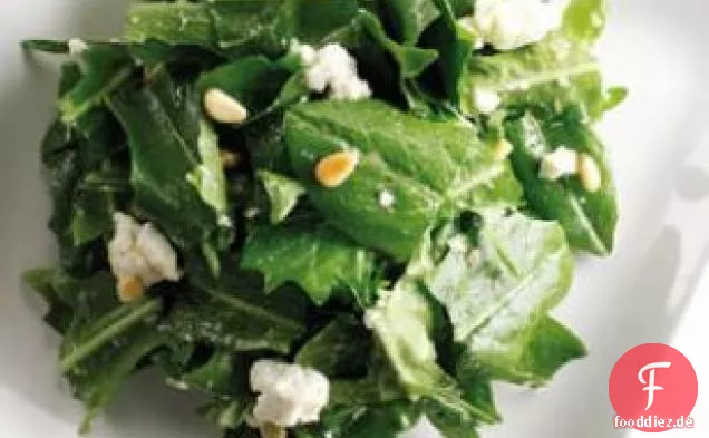 Warmes Löwenzahngrün mit geröstetem Knoblauchdressing