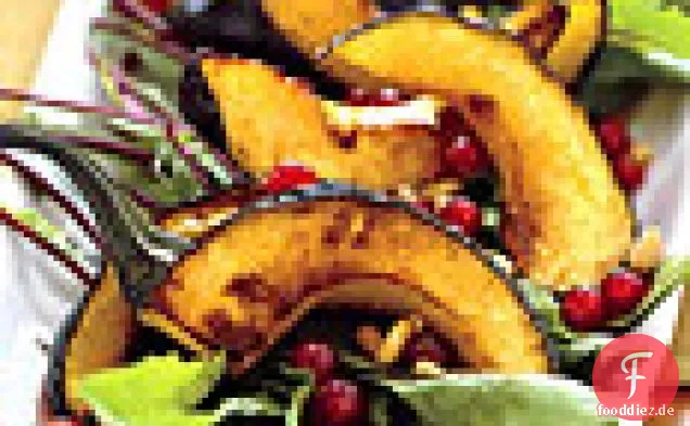 Löwenzahnsalat mit Granatapfelkernen, Pinienkernen und geröstetem Delicata-Kürbis