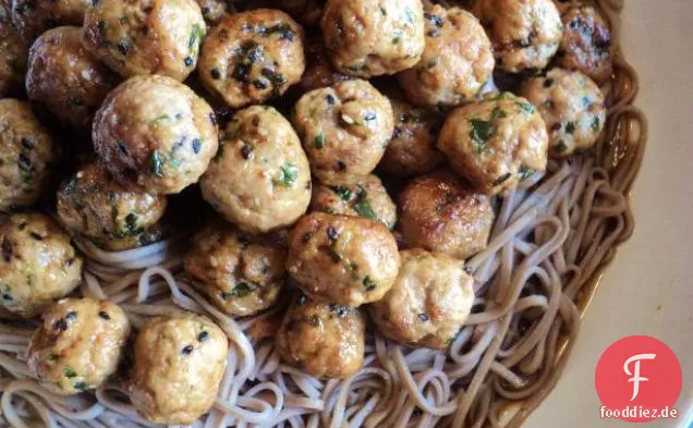 Asiatisch inspirierte Fleischbällchen und Spaghetti