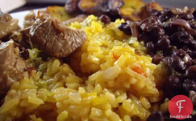 TRADITIONELLES ADOBO (Schweinefleisch in Essig und Sojasauce)